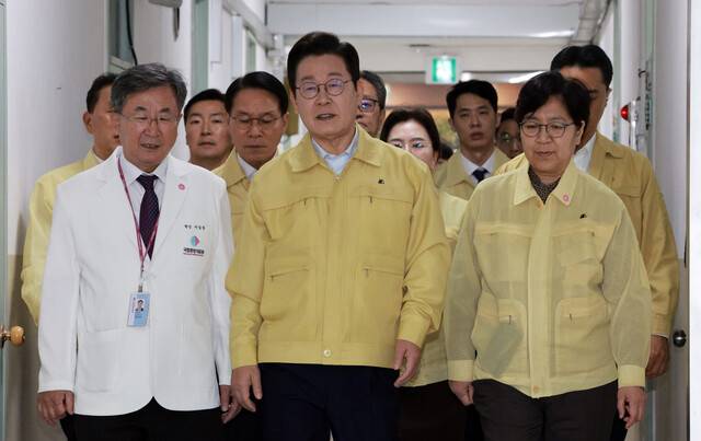 이재명 대통령이 29일 추석 연휴를 앞두고 서울 중구 국립중앙의료원을 방문해 간담회장으로 이동하고 있다. 왼쪽부터 서길준 국립중앙의료원 원장, 이 대통령, 정은경 보건복지부 장관. 연합뉴스