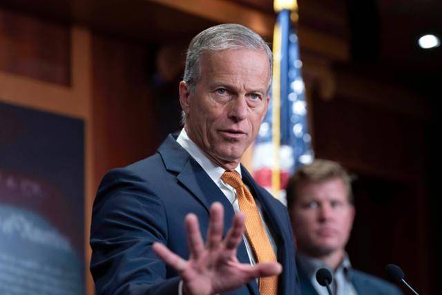 미국 연방 상원 다수당 원내대표인 존 슌 공화당 의원이 19일 워싱턴 연방의회 의사당에서 기자회견을 하고 있다. 워싱턴=AP 연합뉴스