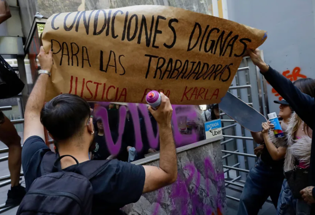 시위대가 올해 1월 14일 멕시코시티의 우버 사무실 앞에서 살해된 여성 운전자 카를라 파트리시아 코르테스의 죽음에 항의하며 시위를 벌이고 있다. 셔터스톡 제공