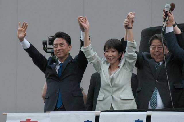 일본 집권 자민당 총재 선거에 출마한 고이즈미 신지로(왼쪽부터) 농림수산장관, 다카이치 사나에 전 경제안보담당장관, 하야시 요시마사 관방장관이 지난 24일 도쿄 도내 후보자 합동 연설회에서 지지자들을 향해 손을 들며 인사하고 있다. 도쿄=UPI 연합뉴스