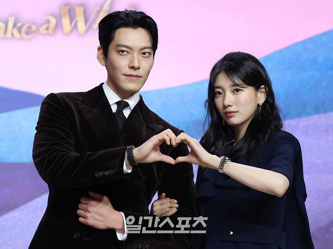 배우 김우빈, 수지가 29일 오후 서울 강남구 조선 팰리스 서울 강남 3층 그레이트홀에서 열린 넷플릭스 시리즈 '다 이루어질지니'제작발표회에 참석해 포토타임를 갖고 있다. '다 이루어질지니'는 천여 년 만에 깨어난 경력 단절 램프의 정령 지니(김우빈 분)가 감정 결여 인간 가영(수지 분)을 만나 세 가지 소원을 두고 벌이는 스트레스 제로, 판타지 로맨틱 코미디. 오는 10월 3일 공개. 서병수 기자 qudtn@edaily.co.kr /2025.09.29/