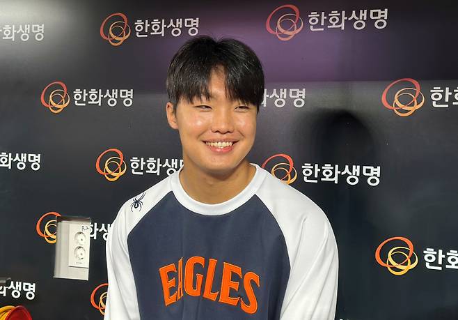 29일 경기 종료 후 취재진과 인터뷰 중인 정우주. 대전=이형석 기자