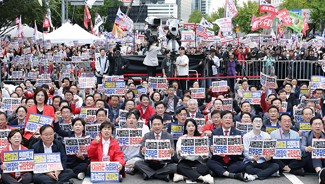 장동혁 당대표를 비롯한 당 지도부와 소속 국회의원 그리고 당원 등이 28일 서울 시청역 인근 세종대로 일대에서 열린 사법파괴·입법독재 국민 규탄대회에 참석했다. (국민의힘)
