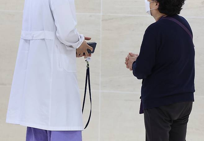 한 대학병원 수술실 앞에서 환자 보호자와 의사가 대화를 나누고 있다. 연합뉴스 ※기사 내용과 직접적인 관련 없음