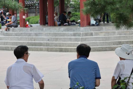 서울 종로구 탑골공원 어르신들 모습. 연합뉴스