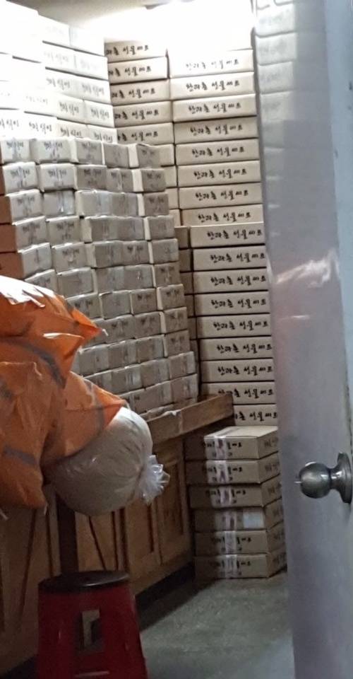 29일 충북에 있는 한 한과 업체에 쌓여 있는 한과 상자들. 우체국쇼핑몰이 먹통이 되면서 모두 폐기해야 할 상황이라고 한다. 사진 독자 제공