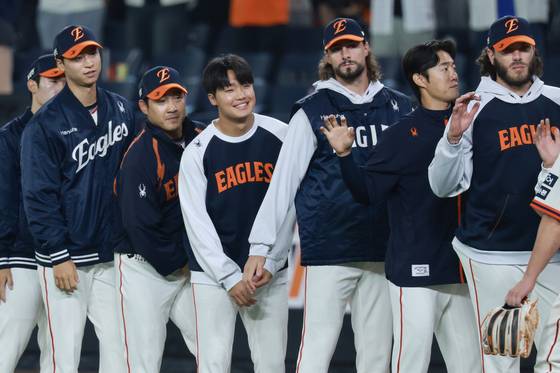 정우주(왼쪽에서 3번째)를 비롯한 한화 선수들이 29일 LG전 승리 뒤 기뻐하고 있다. 연합뉴스