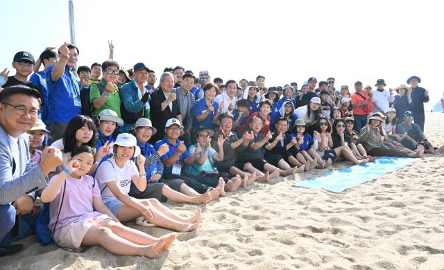 ▲ 제2회 속초맨발걷기 페스타가 27일 속초해변과 외옹치해변 일원에서 경민현 강원도민일보 사장, 이양수 국회의원, 이병선 속초시장, 방원욱 속초시의장, 관련기관 단체장, 시민 등이 참석한 가운데 열렸다.