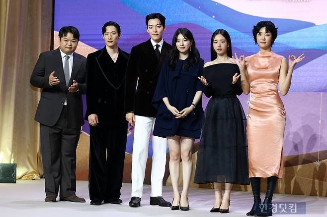 배우 고규필, 노상현, 김우빈, 수지, 안은진, 이주영이 29일 오후 서울 역삼동 조선 팰리스 서울 강남에서 열린 넷플릭스 시리즈 '다 이루어질지니'(극본 김은숙, 연출 안길호, 이병헌) 제작발표회에 참석해 포토타임을 갖고 있다. / 변성현 한경닷컴 기자 byun84@hankyung.com