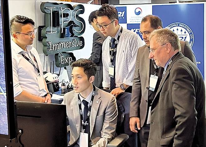 한국항공우주산업(KAI) 관계자가 작년 9월 벨기에 브뤼셀에서 열린 S1000D/IPS 유저 포럼에서 해외고객을 대상으로 KF-21 전자식 기술교범에 대한 설명을 하고 있다. KAI 제공