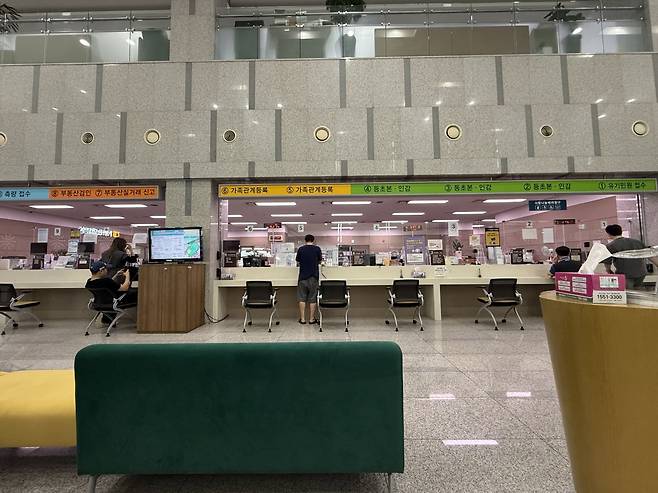 이날 경기도 용인의 수지구청에는 오전 9시 개청 이후부터 각종 서류 발급자들이 끊이지 않고 방문했다./사진=김유진