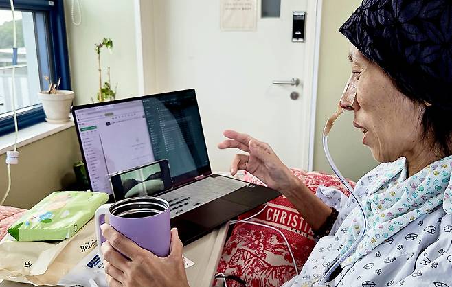 유고운씨가 지난 23일 경기 고양시 국립암센터 병실에서 노트북을 열어 자료를 보고 있다.