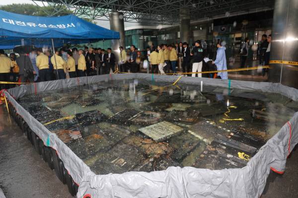 지난 28일 대전 유성구 국가정보자원관리원 화재로 인해 불에 탄 리튬이온 배터리가 소화수조에 담겨 있다. 연합뉴스