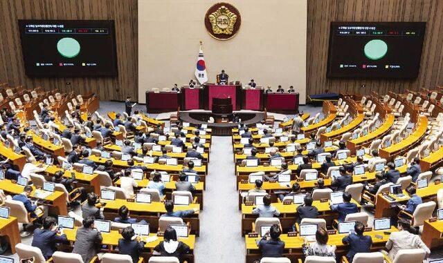 국회는 28일 본회의를 열고 재석 의원 180명 가운데 찬성 180명으로 국회법 개정안을 가결했다. 개정안이 시행되면 기존 국회 기획재정위원회·환경노동위원회·여성가족위원회는 각각 재정경제기획위원회·기후에너지환경노동위원회·성평등가족위원회로 명칭이 변경된다. 뉴시스