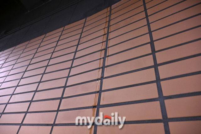 ▲ 벽을 타고 흘러내리는 빗물