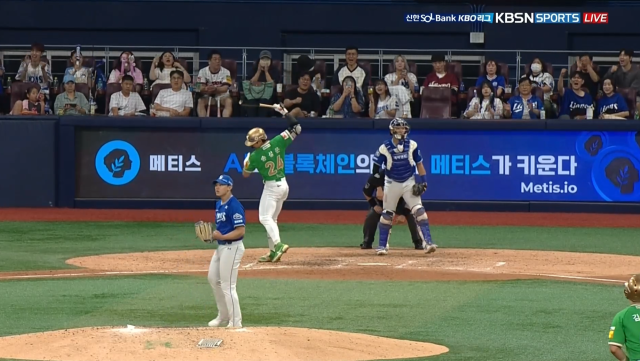 배찬승에게 삼진을 당한 뒤 방망이를 내려치는 송성문./티빙 캡쳐