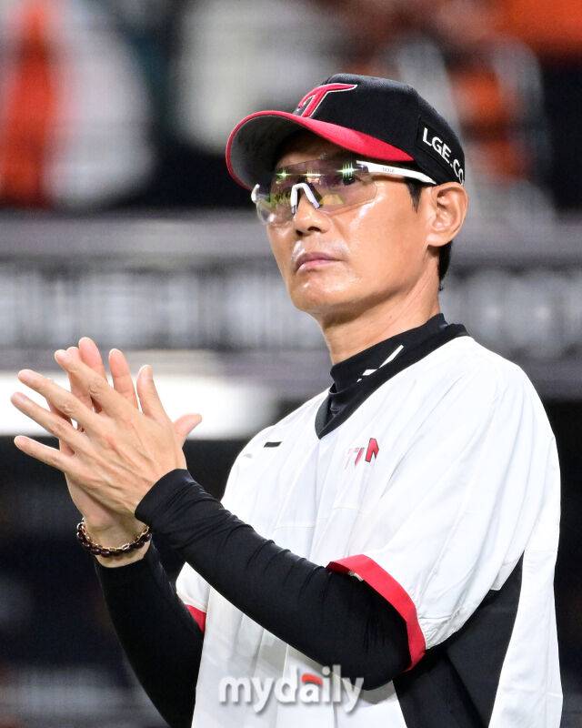 2025년 9월 27일 오후 대전 한화생명 볼파크에서 열린 '2025 신한 SOL뱅크 KBO 리그' LG 트윈스와 한화 이글스의 경기. LG 염경엽 감독이 9-2로 승리한 뒤 기뻐하고 있다./마이데일리