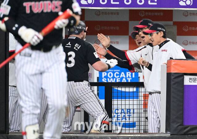 2025년 9월 26일 오후 대전 한화생명 볼파크에서 열린 '2025 신한 SOL뱅크 KBO 리그' LG 트윈스와 한화 이글스의 경기. LG 오스틴이 6회초 1사 후 솔로 홈런을 치자 염경엽 감독이 기뻐하고 있다./마이데일리