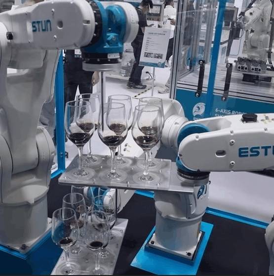 중국 상하이에서 열린 ‘중국국제산업박람회(CIIF) 2025’ 전시장에서 중국 산업로봇 2위 업체 이스툰이 선보인 다관절 로봇팔 ‘ER1200-3300’이 1200kg의 무게 추를 들어올리고 있다. 불과 5초 사이에 1200㎏이나 되는 물건을 약 2m 정도 들어 올린 뒤 흔들림 없이 오른쪽으로 2m 정도 옮겼다. 아래 사진은 이스툰의 로봇팔 두 개가 위 아래 쟁반에 각각 와인이 담긴 6개의 와인잔 사이로 부딪침 없이 움직이는 고정밀의 협동 동작을 구현해내고 있는 모습 김영철 기자