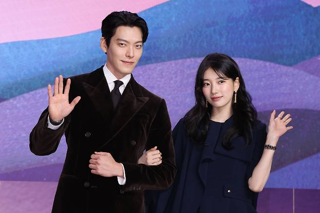 배우 김우빈(왼쪽)과 수지. 연합뉴스