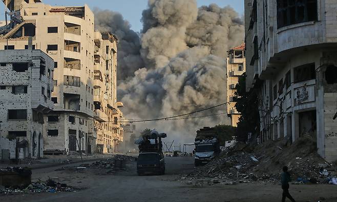28일(현지시간) 이스라엘군이 사전 경고 이후 공습한 가자지구 가자시티 내 고층 건물인 마카 타워에서 연기가 치솟고 있다. AP연합뉴스