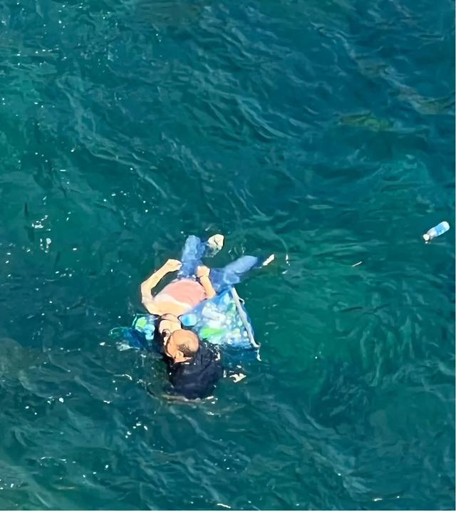 물에 빠진 일본 여성을 구하고 있는 중국인 양보씨. 소셜미디어 캡처