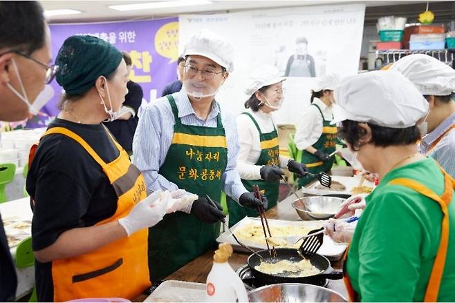 29일 시흥시체육관에서 김동연 경기도지사와 나눔자리문화공동체 봉사단이 추석을 앞두고 음식 만들기 봉사를 하고 있다. (경기도 제공)