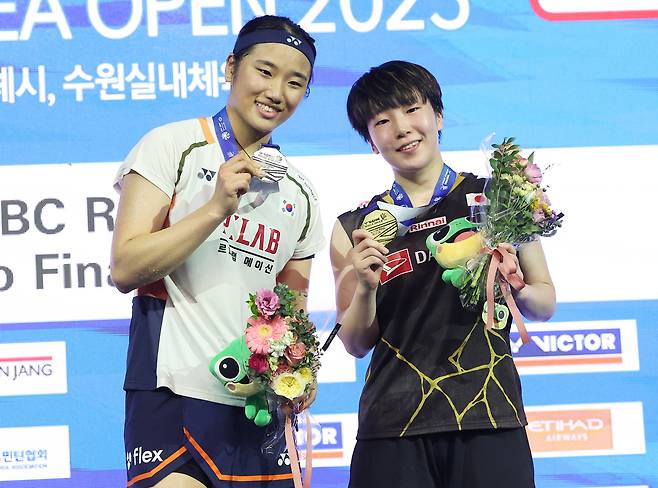 배드민턴 대표 안세영(왼쪽)이 28일 수원체육관에서 열린 코리아오픈 여자단식 시상식에서 은메달을 들어보이며 우승을 차지한 일본 야마구치 아카네와 함께 기념촬영을 하고 있다. 연합뉴스