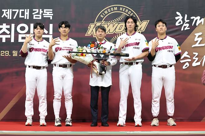 프로야구 키움 히어로즈 설종진 감독이 29일 서울 구로구 고척스카이돔에서 열린 취임식에서 선수들과 기념촬영하고 있다. 7월부터 1군 감독대행을 맡은 설종진 감독은 28일 2년 총 6억원(연봉 2억원·계약금 2억원)에 계약하며 키움의 제7대 감독에 선임됐다. 키움히어로즈 제공