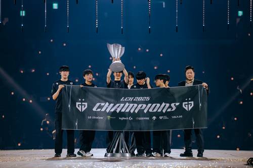 28일 인천 인스파이어 아레나에서 열린 ‘2025 LC’ 결승전에서 한화생명e스포츠를 제압하고 ‘왕좌’를 탈환한 젠지 선수들이 우승컵을 들어올리고 있다.