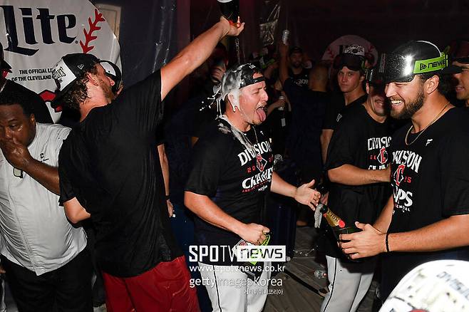 ▲ 클리블랜드 가디언스 선수단의 샴페인 파티.