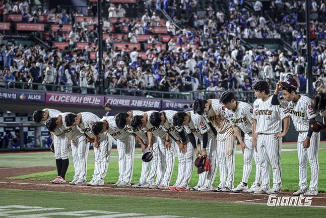 롯데 선수들이 팬들에게 인사하고 있다. /사진=롯데 자이언츠 제공