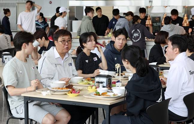 최휘영(왼쪽 2번째) 문화체육관광부 장관이 29일 진천 선수촌을 방문해 국가대표 선수들과 함께 식사하며 의견을 나누고 있다. /사진=문체부