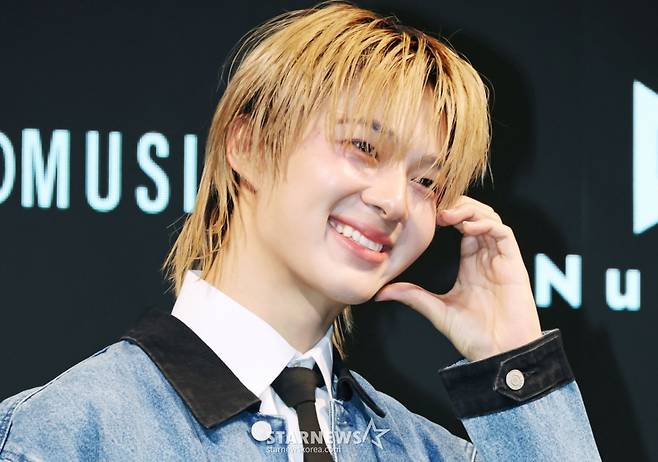 싱글 '리브 미 위드 유어 러브'(LEAVE ME WITH YOUR LOVE)를 발매하며 한국데뷔를 앞둔 태국의 '국민 아들' 가수 겸 배우 누뉴 차와린(Nunew Chawarin)이 29일 오후 서울 강남구 역삼동 라움아트센터에서 진행된 기자간담회에서 포즈를 취하고 있다. 누뉴는 오는 10월 1일 쇼케이스를 열고 데뷔한다. /사진=이동훈 photoguy@