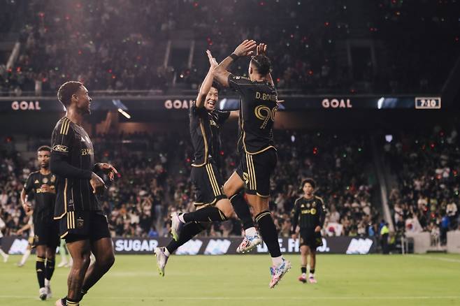 미국 프로축구 메이저리그사커(MLS) 로스앤젤레스(LA)FC 손흥민(왼쪽)이 드니 부앙가와 함께 골 세리머니를 하고 있다. /사진=LAFC SNS 캡처