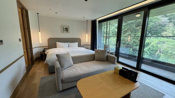 안토는 거의 모든 객실에서 자연의 평화로움을 느낄 수 있다