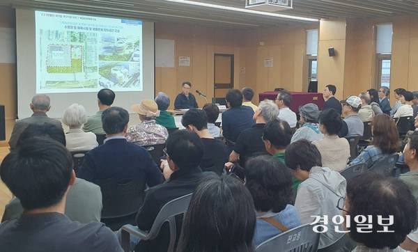 성남시가 주최한 ‘유휴부지 활용방안 기본구상 및 지구단위계획 변경 용역-판교동 578 부지 주민설명회’가 판교동행정복지센터에서 열리고 있다. 2025.9.29 성남/김순기기자 ksg2011@kyeongin.com