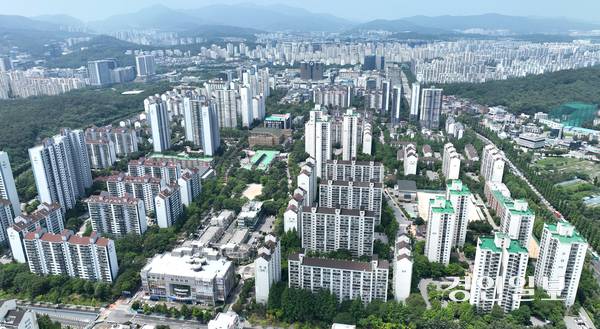 국방부가 29일 비행안전구역 변경을 고시하면서 이매동·야탑동 지역 11개 아파트단지가 최대 48층(145m)까지 재건축이 가능해졌다. 사진은 본격적인 재건축을 앞우고 있는 분당 전경. /경인일보DB