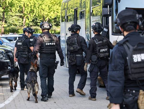 허위 테러 협박을 일삼는 이들은 형사처벌에 대한 우려보다는 범행 후 발생한 사회적 혼란에 쾌감을 느끼려고 하는 충동 심리가 더 크다. 사진은 지난 8월 10일 서울 올림픽공원 KSPO돔(올림픽체조경기장)에서 수색을 마친 특공대가 이동하는 모습. 2025.8.10 /연합뉴스