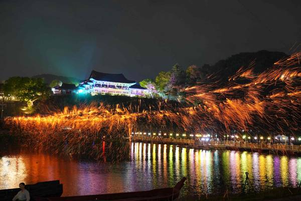 밀양시에서 10월 한 달간 각종 문화예술 행사와 체육대회가 개최된다. 사진은 2024년 밀양 국가유산 야행 어화줄불놀이. / 밀양시