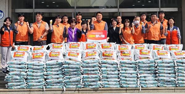 한화에어로스페이스가 29일 추석을 앞두고 창원 지역 내 도움이 필요한 이웃들에게 쌀을 나누는 희망 나눔 봉사활동을 진행했다. /한화에어로스페이스