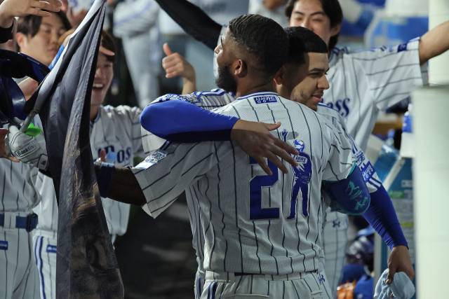 삼성 라이온즈의 르윈 디아즈가 30일 대구에서 열린 KIA 타이거즈와의 경기 1회말 3점 홈런을 친 뒤 덕아웃으로 들어오자 선발투수인 아리엘 후라도가 반겨주고 있다. 삼성 제공