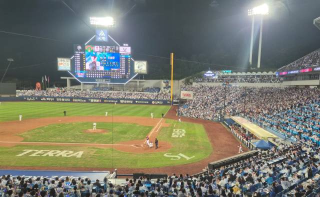 삼성 라이온즈의 오승환이 30일 대구에서 열린 KIA 타이거즈와의 경기 9회초 등판해 프로 선수 생활 마지막 투구를 준비하고 있다. 상대 타자는 옛 동료인 최형우. 채정민 기자