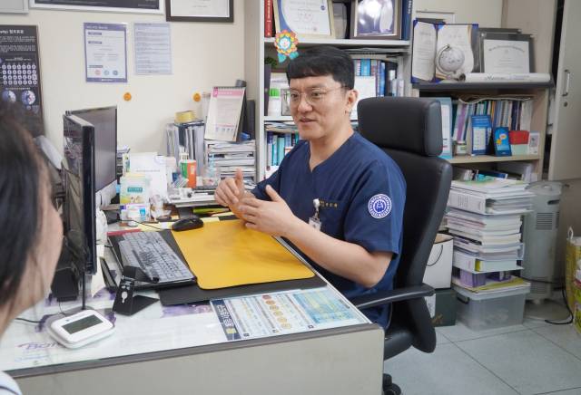 10명 중 9명은 경험해봤을 것으로 추정될 만큼 흔한 질병인 두통은 여성 환자가 대다수다. 박 과장은 “무조건 참거나 진통제에 의존할 것이 아니라 연령과 증상에 맞춰 전문적인 관리와 맞춤 치료를 받는 것이 우선”이라고 조언했다. 봉생기념병원 제공