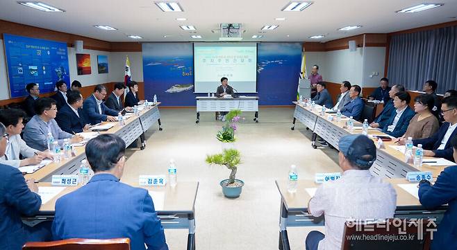 추자면사무소에서 열린 주민 간담회.