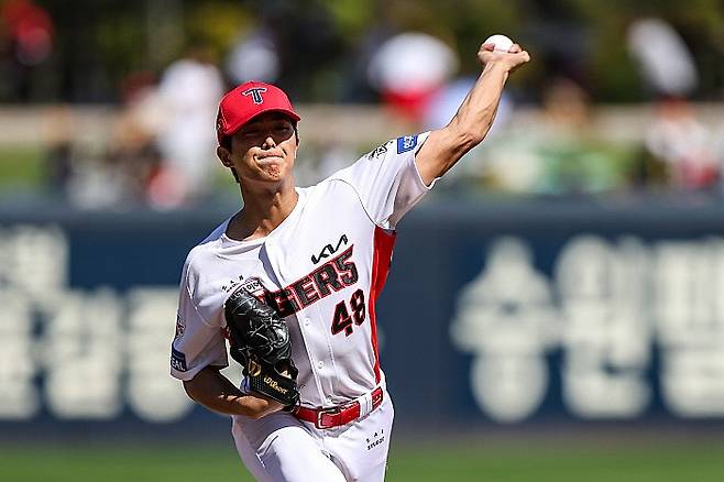 프로야구 KIA타이거즈의 이의리가 역투를 하고 있다. KIA구단 제공.