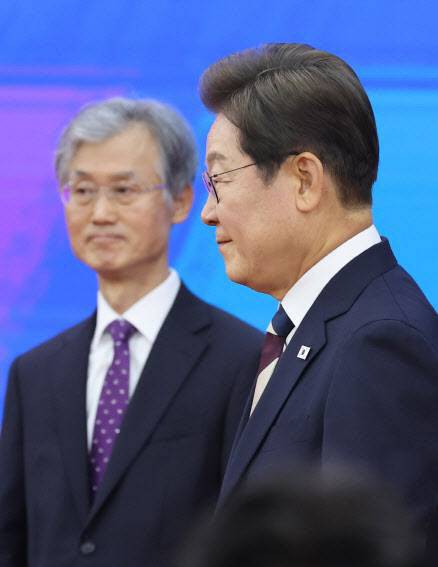 이재명 대통령이 지난 6월 4일 국회에서 열린 제21대 대통령 취임선서식에서 조희대 대법원장과 인사를 마친 뒤 이동하고 있다. (사진=국회사진기자단)