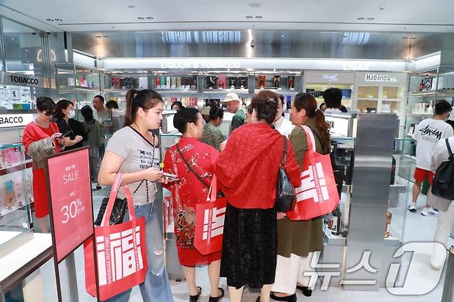 신세계면세점에서 관광객들이 복(福) 글자를 새긴 친환경 '포춘백'을 들고 쇼핑을 하고 있다. (신세계면세점 제공. 재판매 및 DB 금지) 2025.9.29/뉴스1