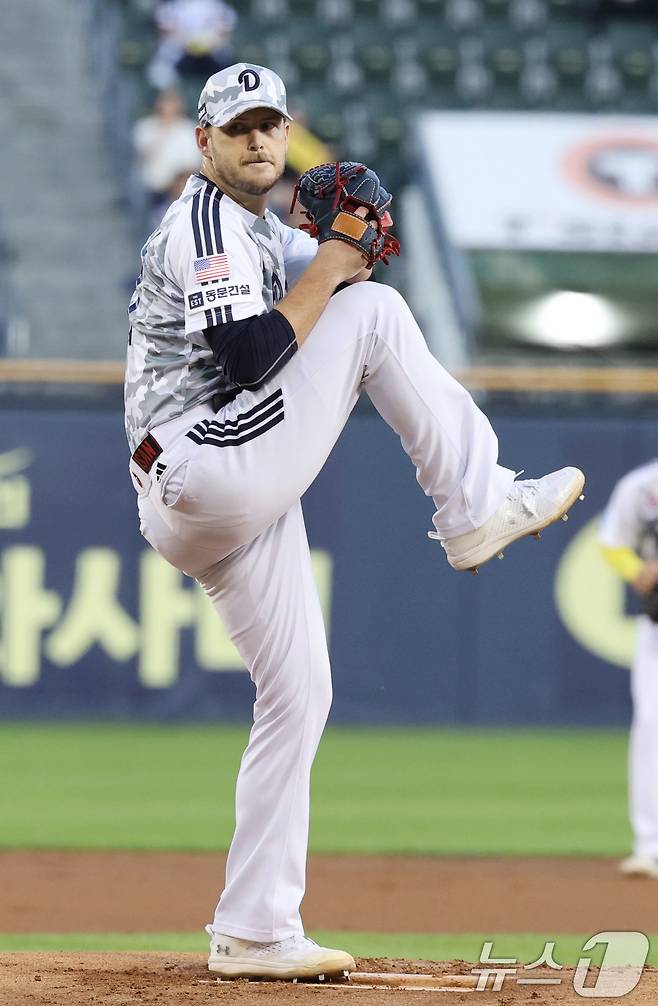 10일 서울 송파구 잠실야구장에서 열린 프로야구 '2025 신한 SOL뱅크 KBO 리그' LG트윈스와 두산 베어스의 경기에서 두산 선발 콜어빈이 역투하고 있다. 2025.9.10/뉴스1 ⓒ News1 이광호 기자