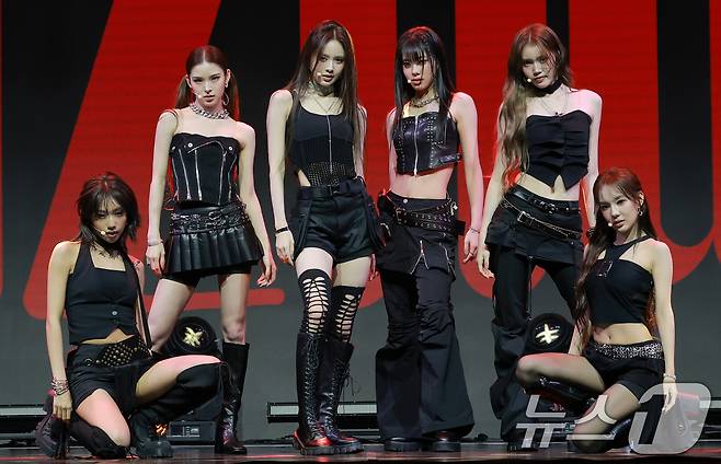 그룹 이즈나(izna)가 30일 서울 광진구 예스24 라이브홀에서 가진 두 번째 미니 앨범 'Not Just Pretty(낫 저스트 프리티)' 발매 쇼케이스에서 타이틀곡 ‘Mamma Mia(맘마미아)’를 열창하고 있다. 2025.9.30/뉴스1 ⓒ News1 권현진 기자